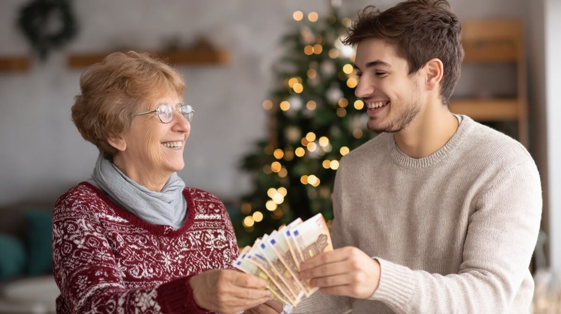 Une grand-mère offre de l'argent à son petit-fils pour Noël © SeniorActu