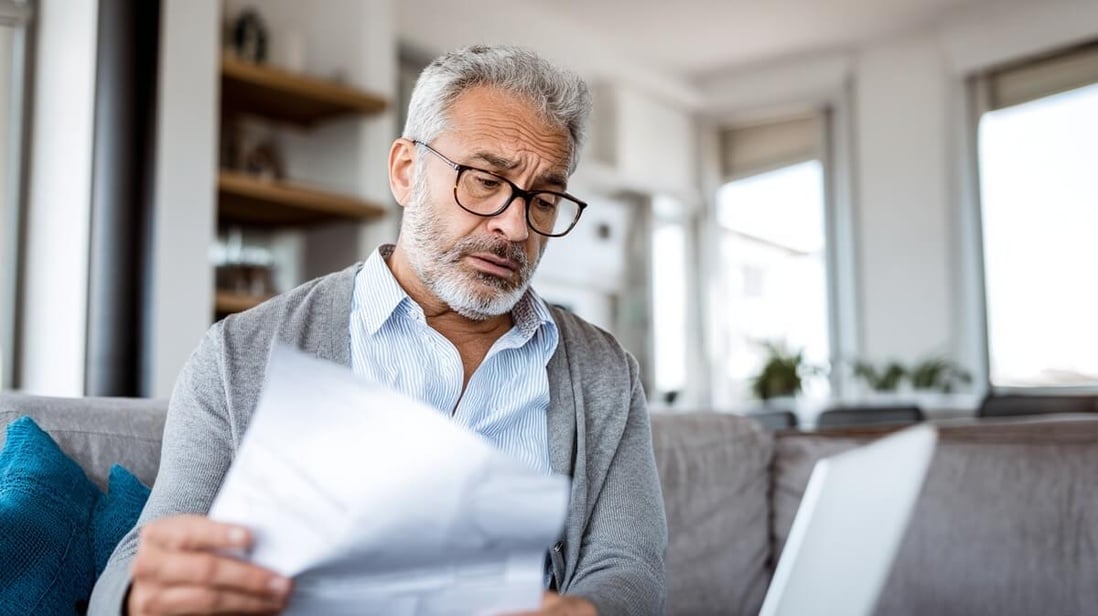 Un retraité consulte son relevé bancaire avec étonnement © SeniorActu Un retraité consulte son relevé bancaire avec étonnement © SeniorActu