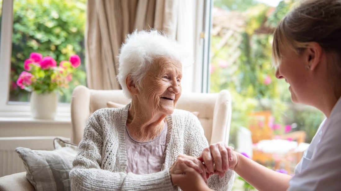 Résidente d'EHPAD accompagnée par une soignante © SeniorActu Résidente d'EHPAD accompagnée par une soignante © SeniorActu