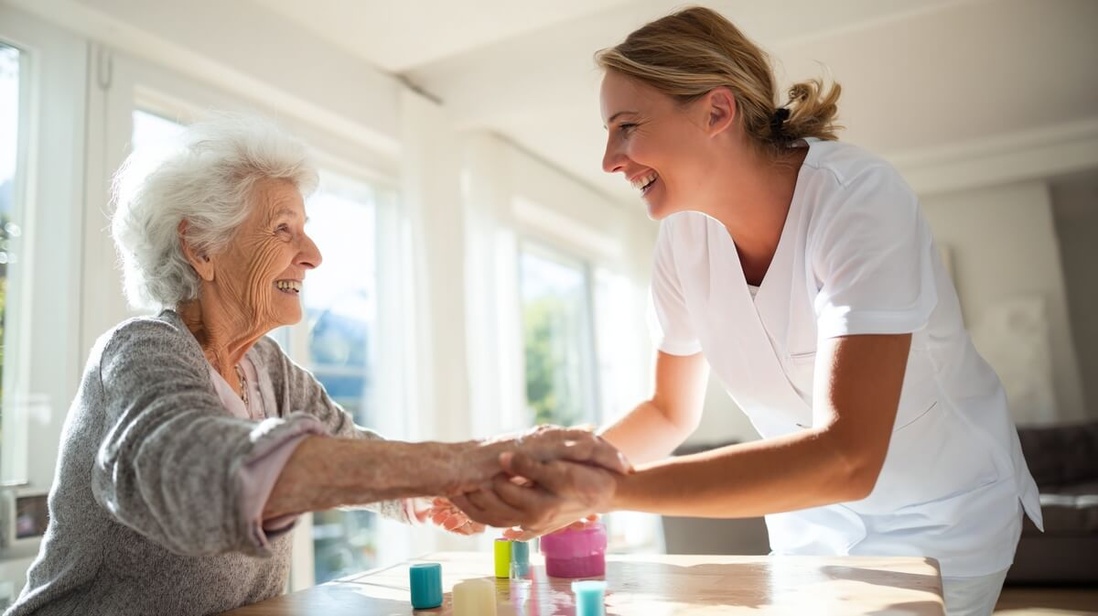 Une intervenante spécialisée Alzheimer accompagne une personne âgée à son domicile © SeniorActu Une intervenante spécialisée Alzheimer accompagne une personne âgée à son domicile © SeniorActu
