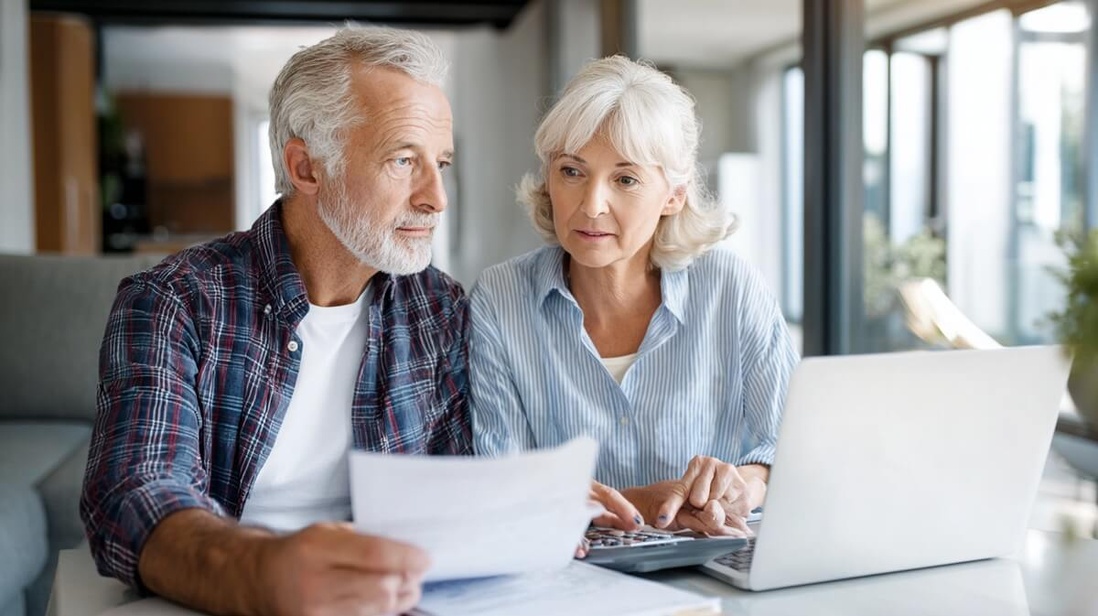 Un couple senior consulte des documents de retraite © SeniorActu Un couple senior consulte des documents de retraite © SeniorActu