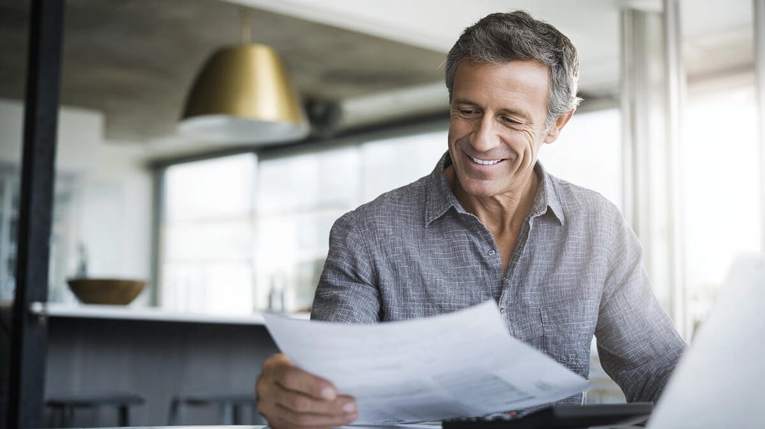 Un senior français examine ses documents de retraite avec satisfaction © SeniorActu