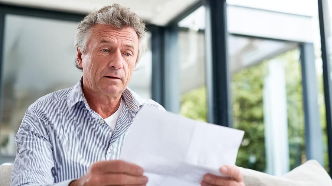 Un homme senior examine un courrier de refus d'attribution d'ASPA © SeniorActu Un homme senior examine un courrier de refus d'attribution d'ASPA © SeniorActu