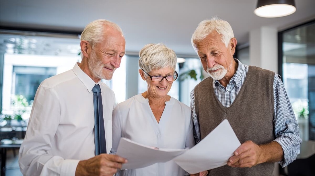 Trois seniors de profils professionnels différents comparent leurs documents de retraite © SeniorActu