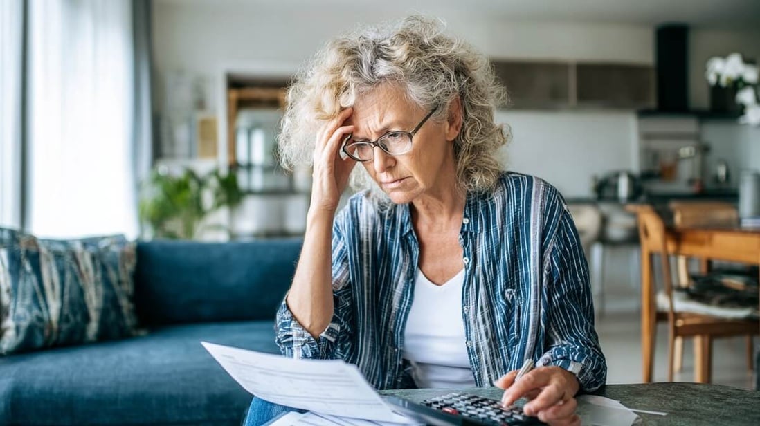Une retraitée examine son relevé de pension avec inquiétude © SeniorActu Une retraitée examine son relevé de pension avec inquiétude © SeniorActu