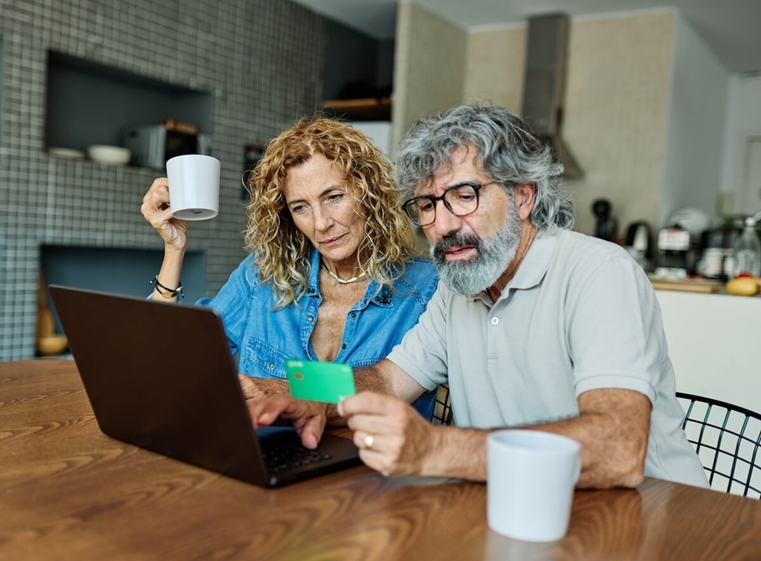 Un couple de senior en train de se faire arnaquer avec un faux mail d'Ameli © pics five/Shutterstock