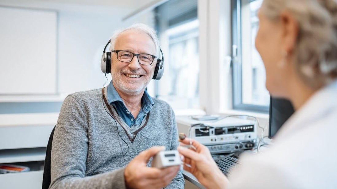 Un senior en consultation auditive avec une audioprothésiste, © SeniorActu Un senior en consultation auditive avec une audioprothésiste, © SeniorActu
