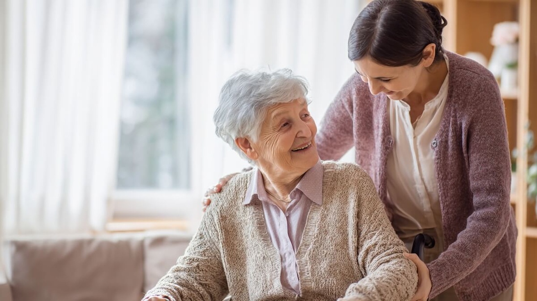Une aidante accompagne sa mère âgée dépendante à domicile © SeniorActu