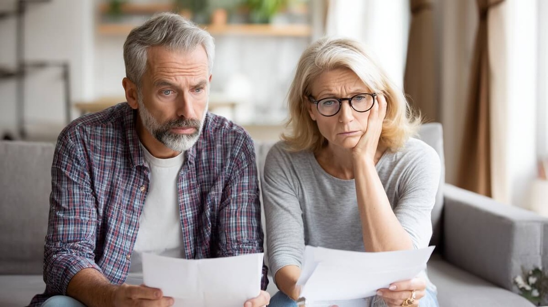 Couple de retraités découvrant les conditions du statut du bailleur privé © SeniorActu Couple de retraités découvrant les conditions du statut du bailleur privé © SeniorActu