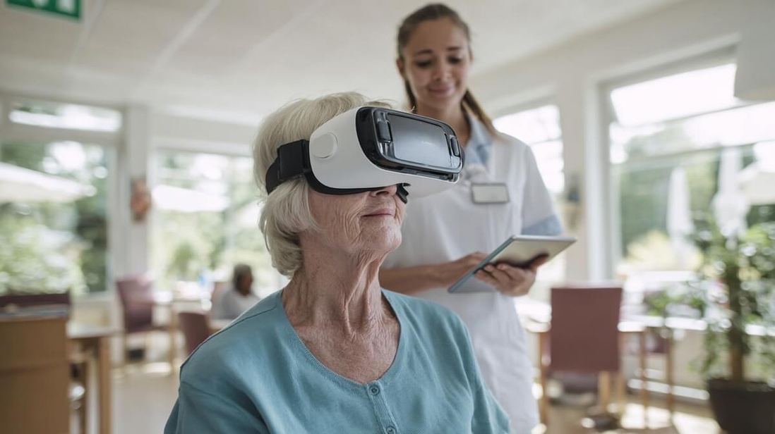Une femme senior portant un casque de réalité virtuelle lors d'une séance encadrée © SeniorActu Une femme senior portant un casque de réalité virtuelle lors d'une séance encadrée © SeniorActu