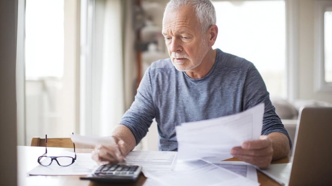 Nouveau retraité comparant les offres de mutuelle entreprise et individuelle © SeniorActu Nouveau retraité comparant les offres de mutuelle entreprise et individuelle © SeniorActu