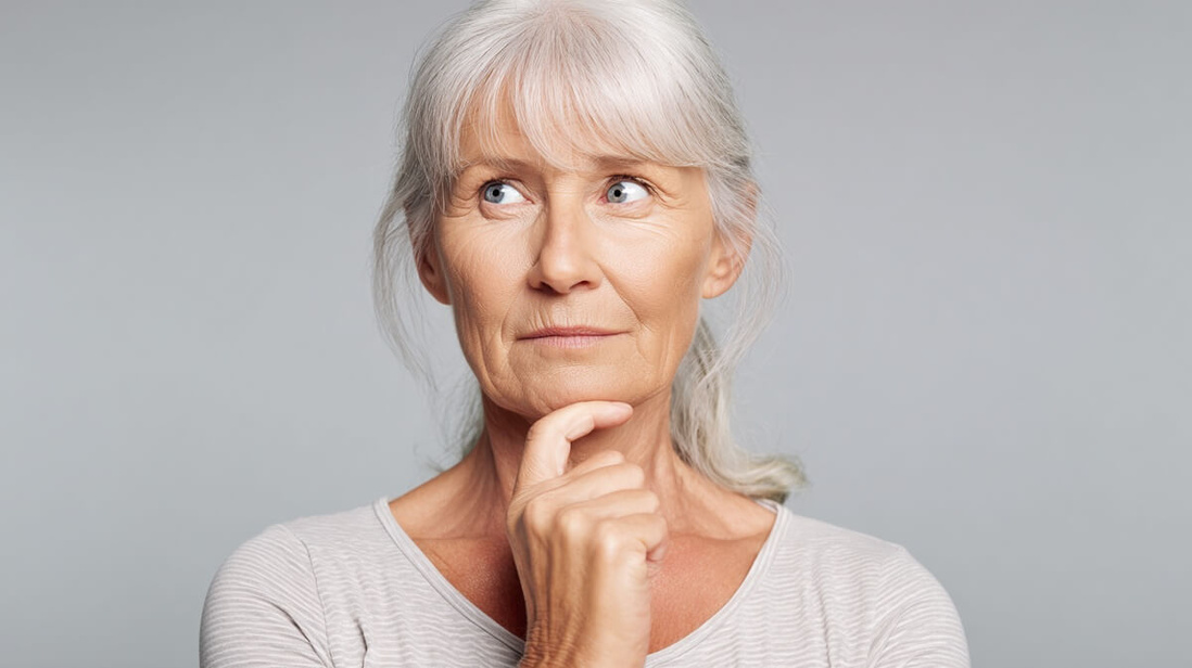 Femme senior réfléchissant à un choix entre deux options retraite © SeniorActu