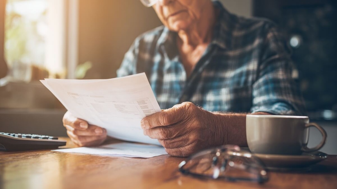 Retraité vérifiant le montant de sa pension pour calculer ses impôts 2026 © SeniorActu Retraité vérifiant le montant de sa pension pour calculer ses impôts 2026 © SeniorActu