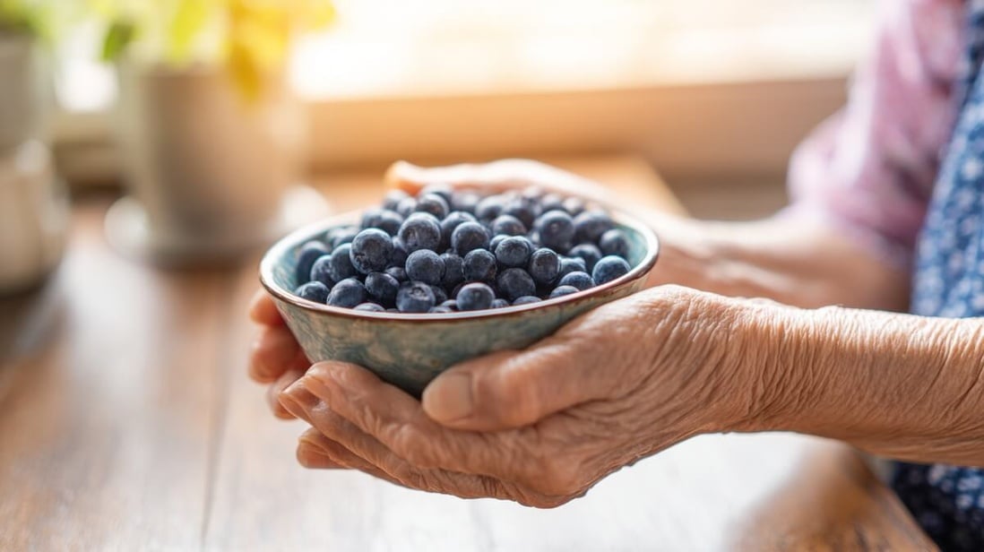 Femme âgée tenant un bol de myrtilles sauvages fraîches © SeniorActu Femme âgée tenant un bol de myrtilles sauvages fraîches © SeniorActu