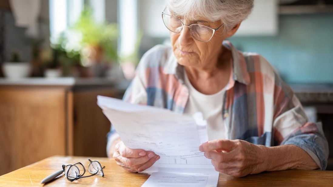 Retraitée consultant son dernier avis d'imposition après l'adoption du budget 2026 © SeniorActu Retraitée consultant son dernier avis d'imposition après l'adoption du budget 2026 © SeniorActu