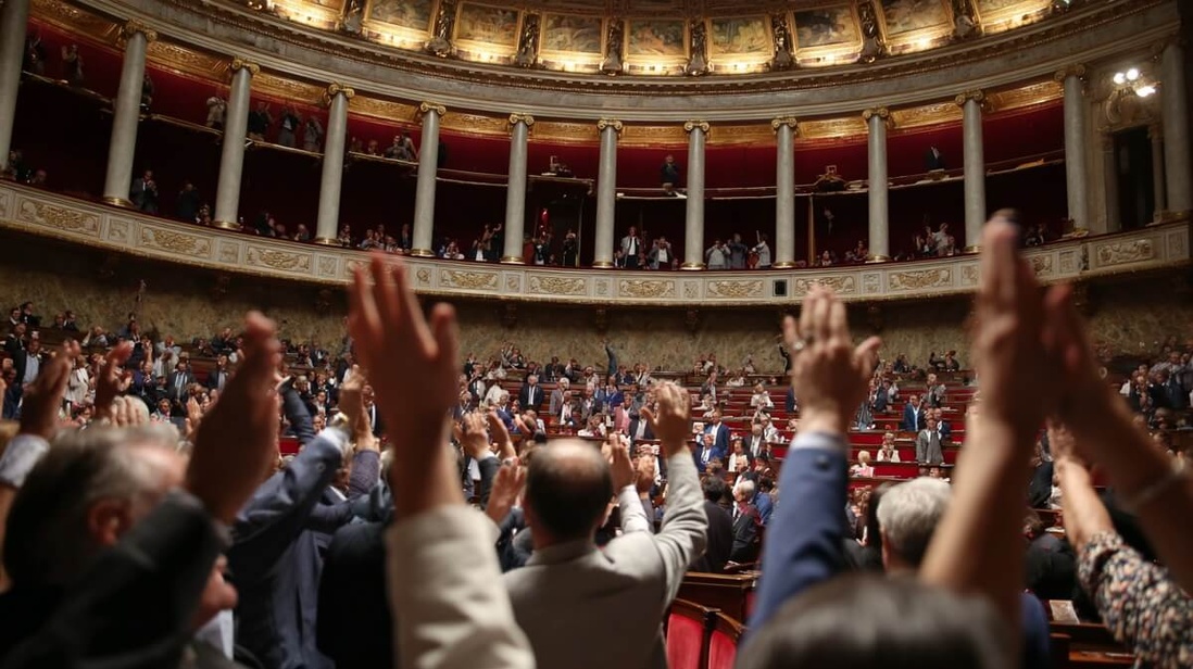 Rare scène de liesse à l'Assemblée nationale © SeniorActu