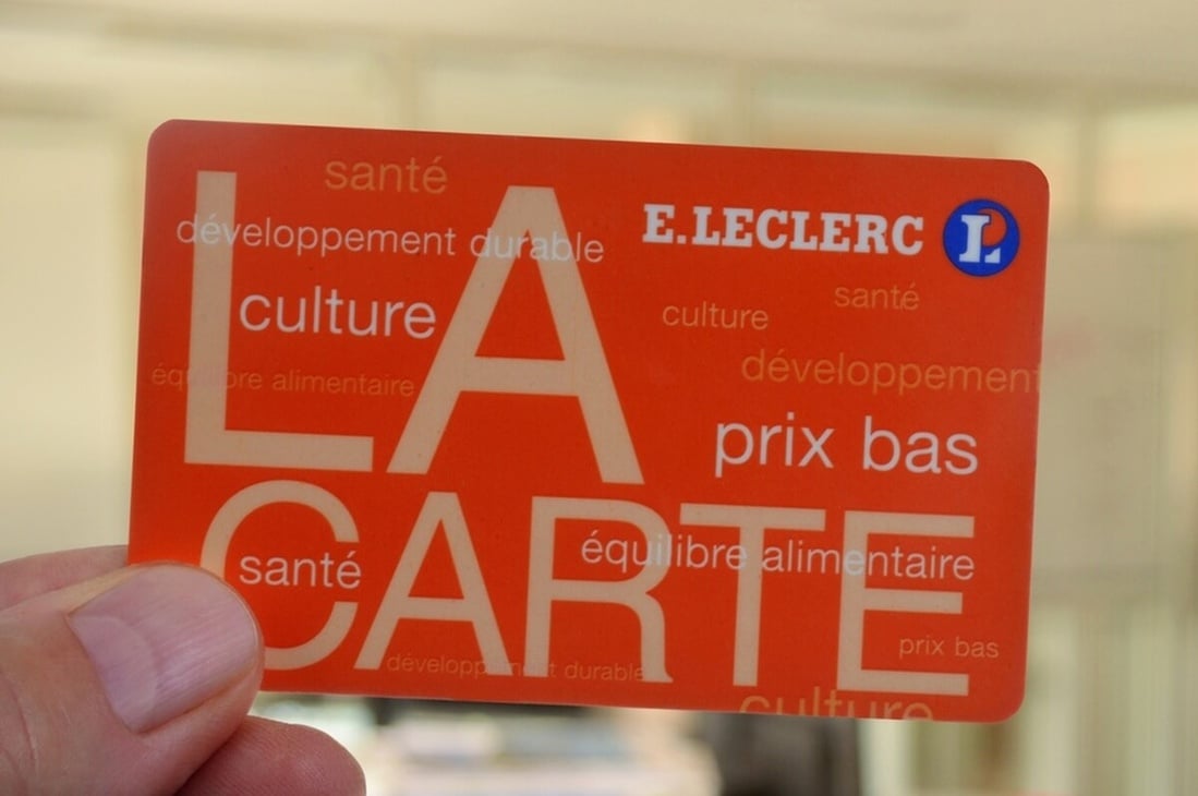 Carte de fidélité Leclerc centre tenue à la main en gros plan (2022) © RVillalon/Shutterstock Carte de fidélité Leclerc centre tenue à la main en gros plan (2022) © RVillalon/Shutterstock