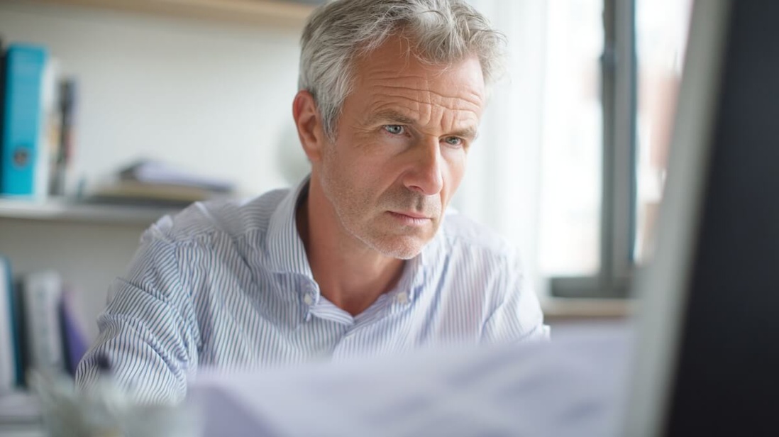 Senior vérifiant son estimation de retraite sur ordinateur avec attention © SeniorActu Senior vérifiant son estimation de retraite sur ordinateur avec attention © SeniorActu