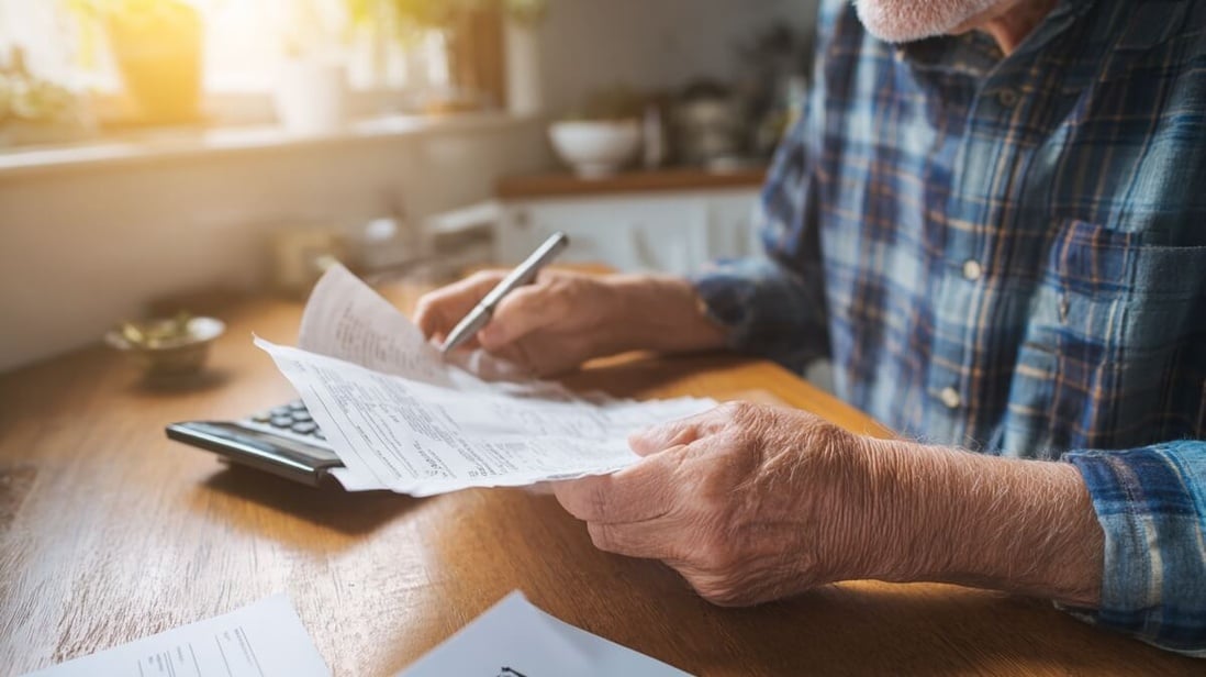 Un retraité compare le montant de sa pension de février sur un relevé de paiement © SeniorActu Un retraité compare le montant de sa pension de février sur un relevé de paiement © SeniorActu