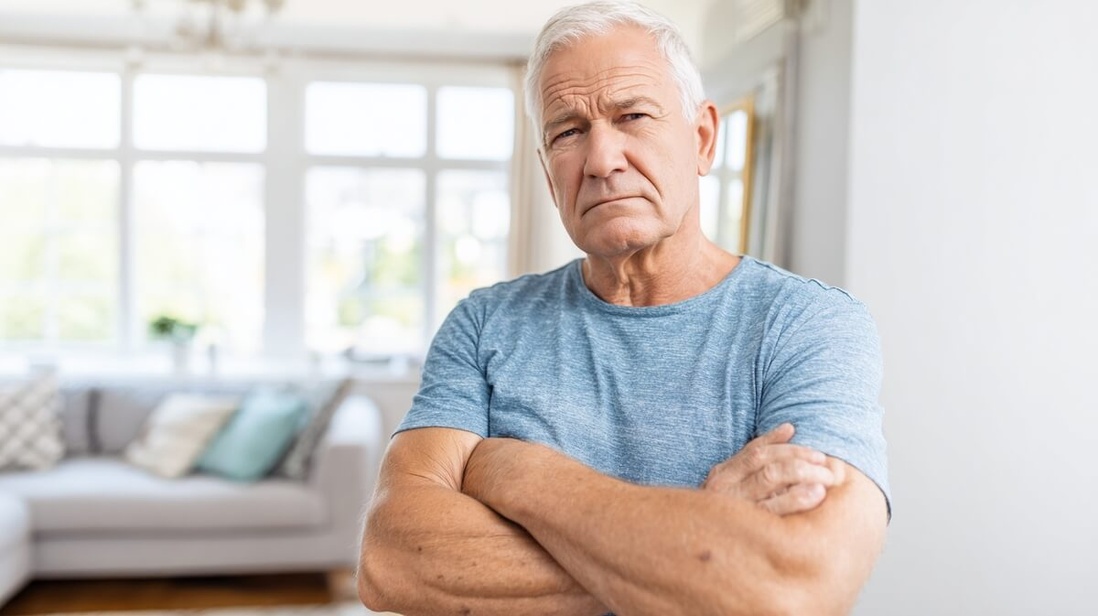 Un retraité à l'expression sceptique en découvrant l'impact de son entrée tardive en emploi sur sa retraite © SeniorActu Un retraité à l'expression sceptique en découvrant l'impact de son entrée tardive en emploi sur sa retraite © SeniorActu