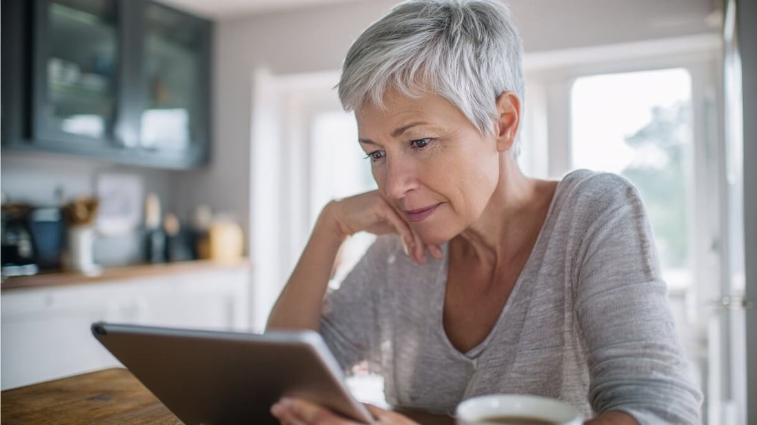 Femme senior répondant au quiz de prévention cognitive sur sa tablette @ SeniorActu Femme senior répondant au quiz de prévention cognitive sur sa tablette @ SeniorActu
