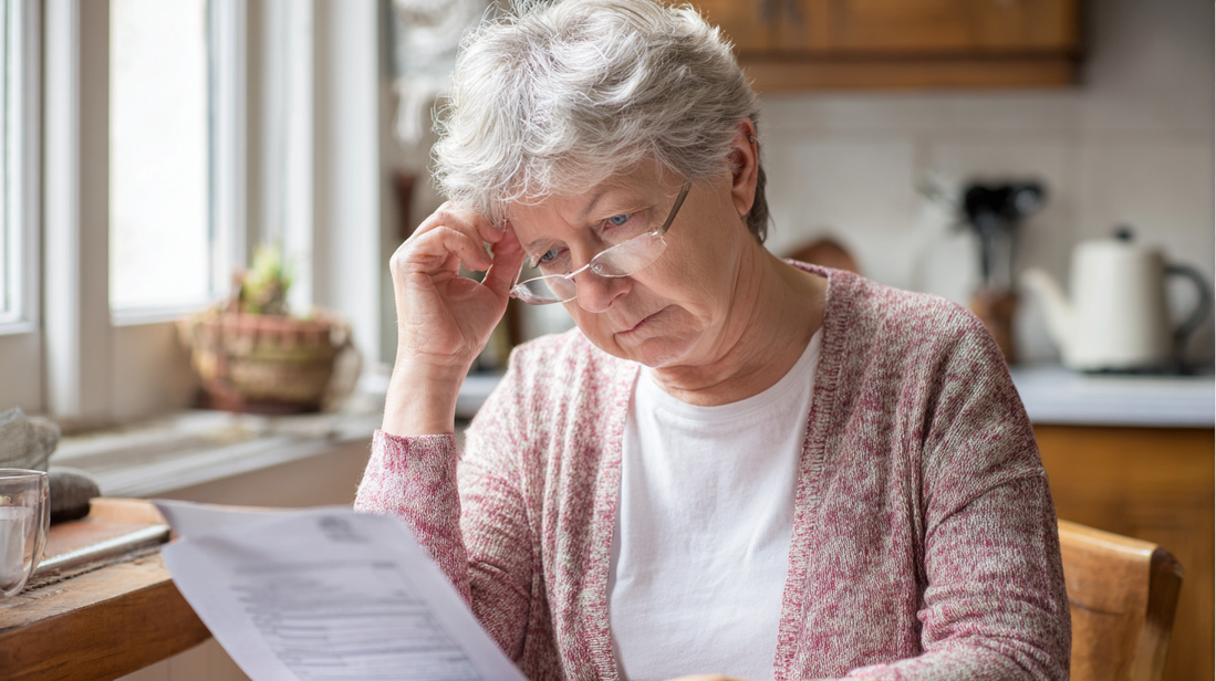 Retraitée fonctionnaire consultant son relevé de pension minimum garanti avec surprise Retraitée fonctionnaire consultant son relevé de pension minimum garanti avec surpriseRetraitée fonctionnaire consultant son relevé de pension minimum garanti © SeniorActu
