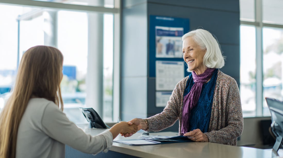 Femme senior au guichet de sa caisse de retraite © SeniorActu Femme senior au guichet de sa caisse de retraite © SeniorActu