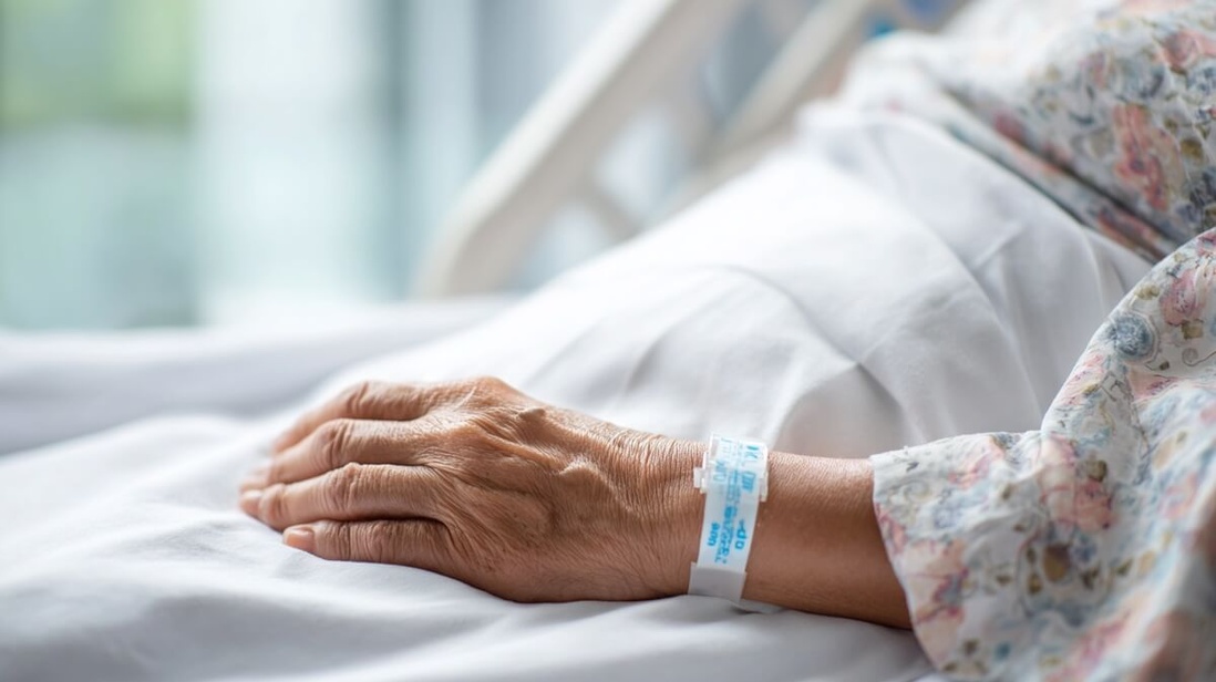 Main d'une femme âgée hospitalisée avec bracelet d'identification © SeniorActu
