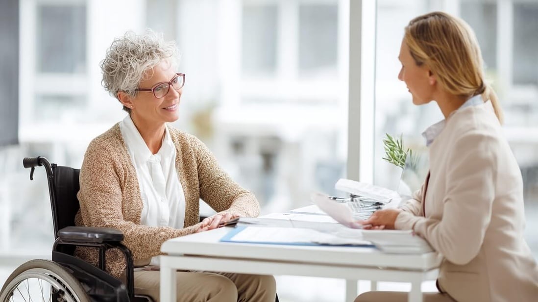 Femme senior handicapée avec un conseiller MDPH au sujet de sa demande d'AAH© SeniorActu Femme senior handicapée avec un conseiller MDPH au sujet de sa demande d'AAH© SeniorActu