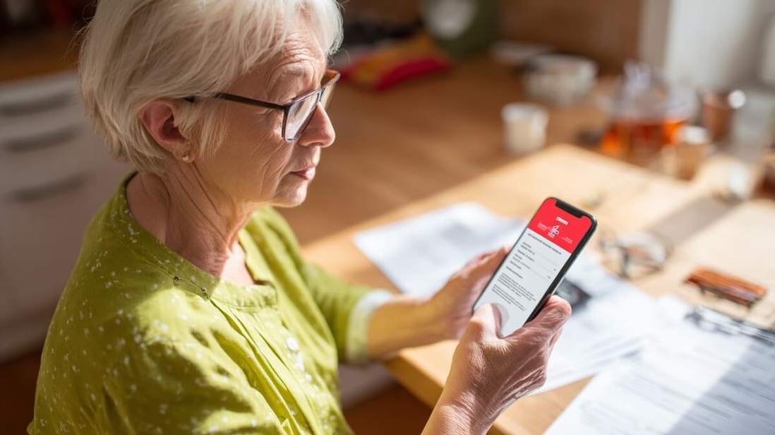 Femme senior découvrant un message d'alerte suspect sur son smartphone © SeniorActu Femme senior découvrant un message d'alerte suspect sur son smartphone © SeniorActu