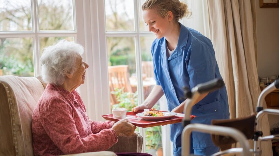 Aide à domicile accompagnant une personne âgée, illustration de l'APA à domicile © SeniorActu