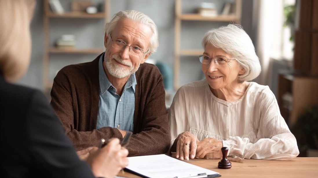 Un couple de seniors signe un acte de donation chez le notaire © SeniorActu