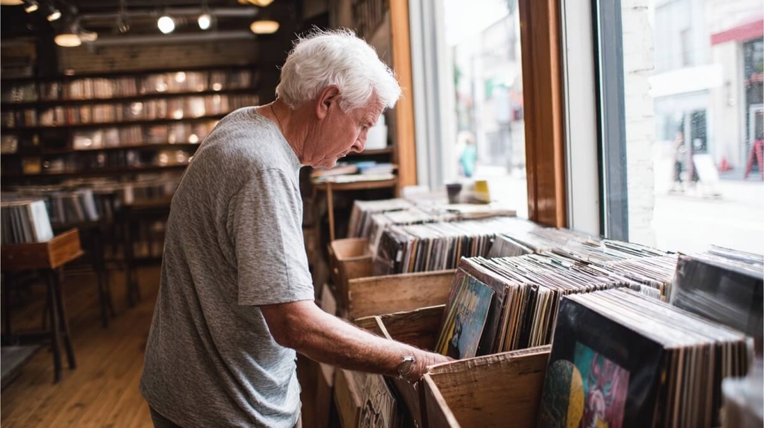 Senior mélomane parcourant les bacs de vinyles dans un disquaire indépendant lors du Disquaire Day © SeniorActu Senior mélomane parcourant les bacs de vinyles dans un disquaire indépendant lors du Disquaire Day © SeniorActu