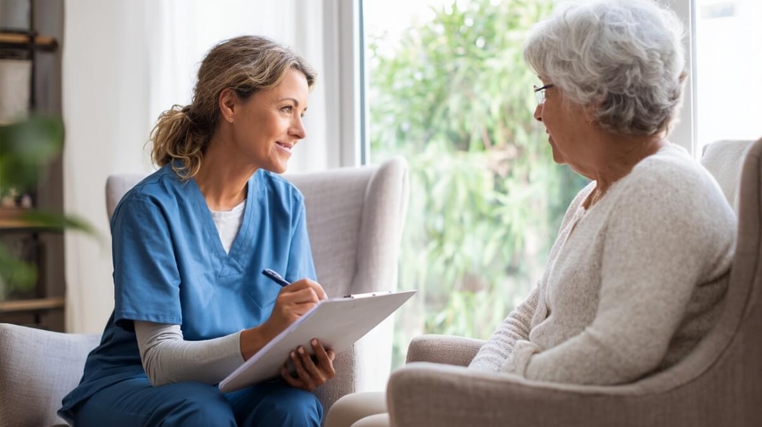 Infirmière évaluant le degré d'autonomie d'une personne âgée © SeniorActu