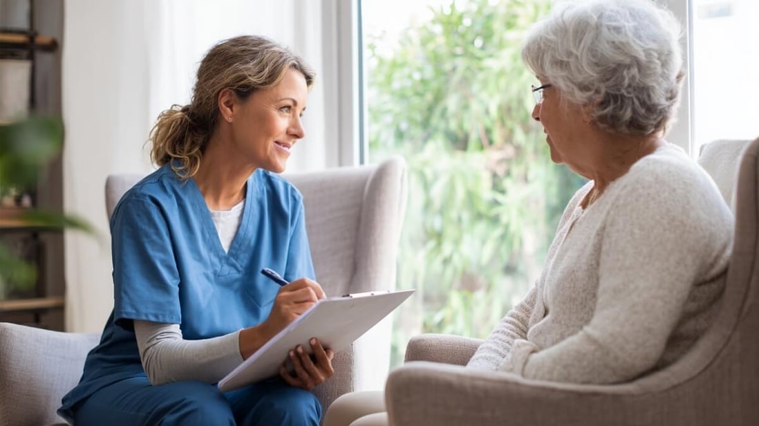 Infirmière évaluant le degré d'autonomie d'une personne âgée © SeniorActu Infirmière évaluant le degré d'autonomie d'une personne âgée © SeniorActu