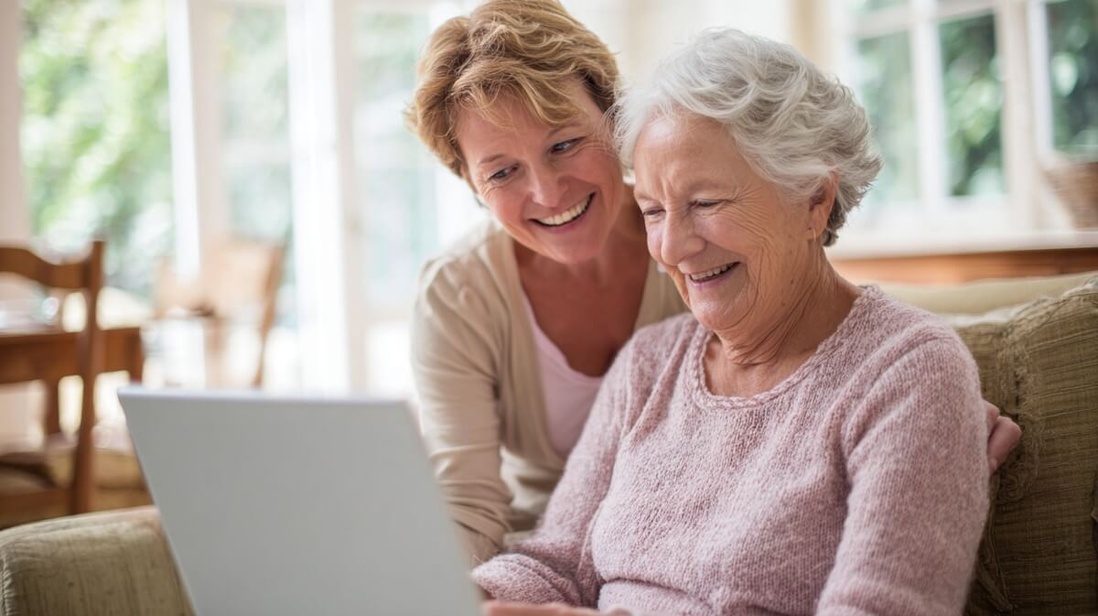 Aidante familiale aidant sa mère à remplir un dossier d'admission en EHPAD en ligne sur ViaTrajectoire © SeniorActu