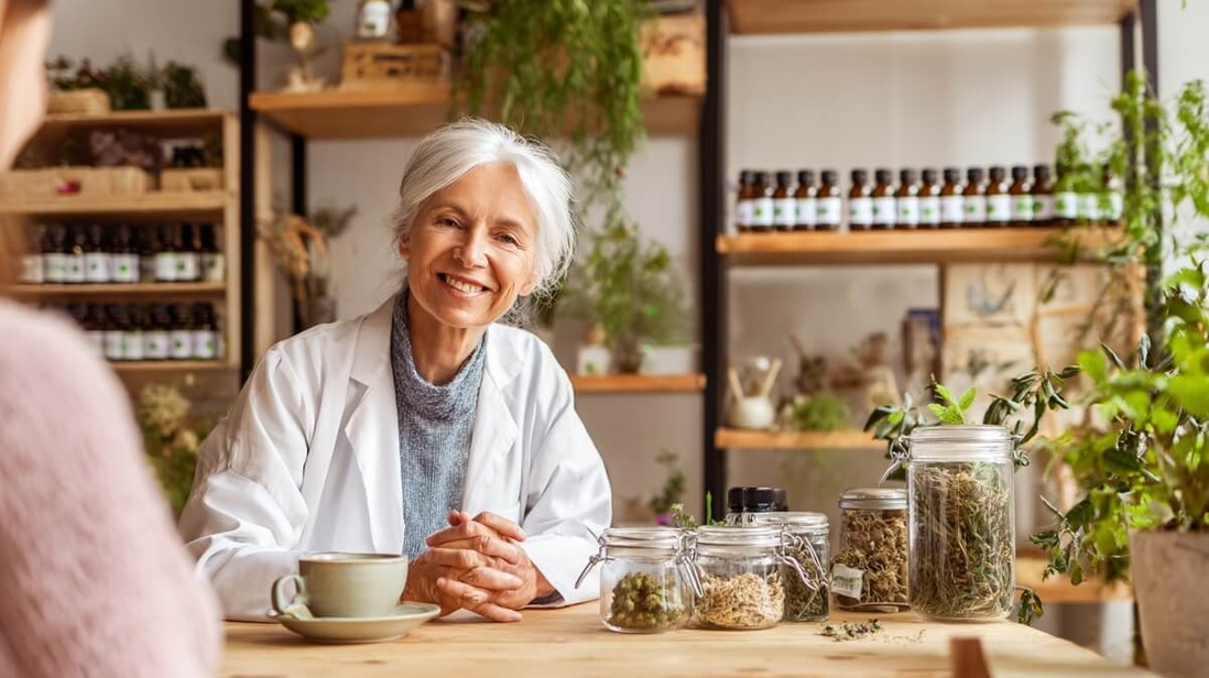 Senior en consultation chez un naturopathe © SeniorActu Senior en consultation chez un naturopathe © SeniorActu