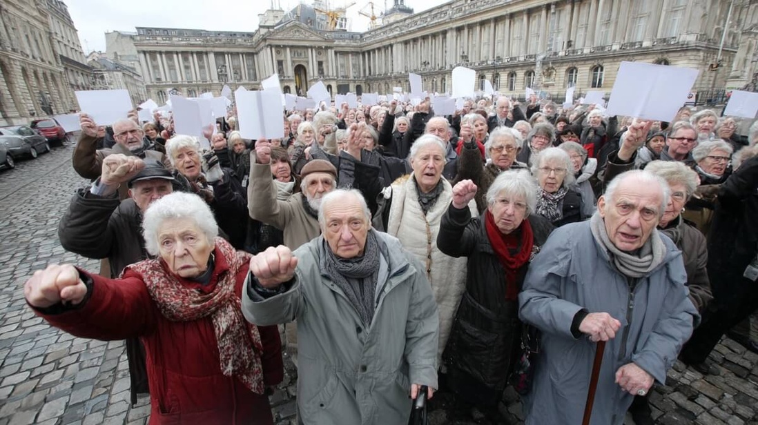 Foule de retraités manifestant leur mécontentement face au nouveau report du plan Grand Âge (fiction) © SeniorActu Foule de retraités manifestant leur mécontentement face au nouveau report du plan Grand Âge (fiction) © SeniorActu