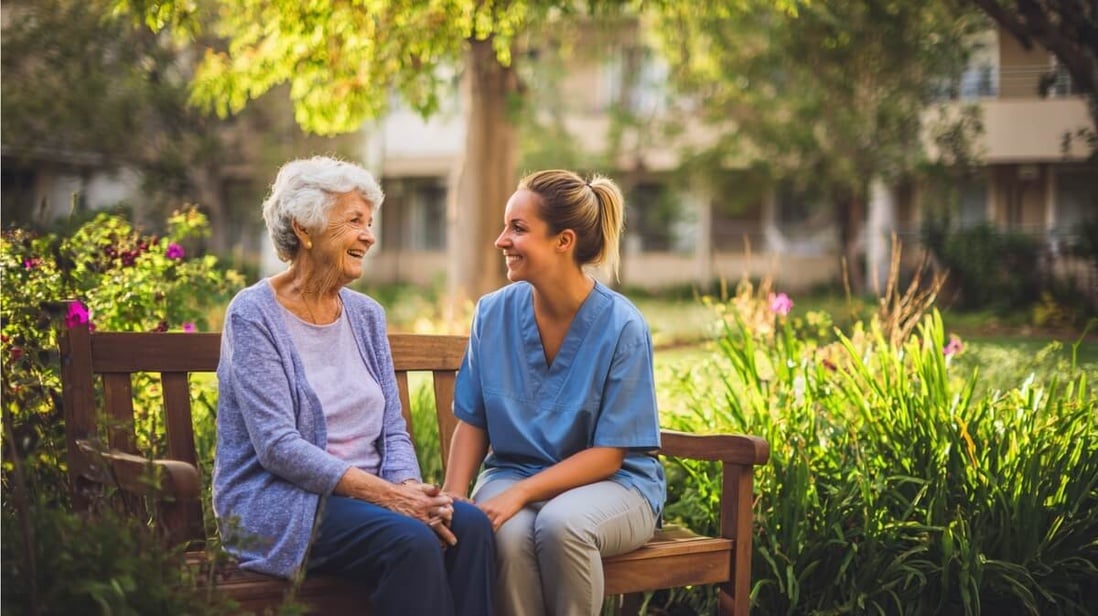 Résidente âgée sur un banc dans le jardin d'un EHPAD, en compagnie d'une aide-soignante © SeniorActu Résidente âgée sur un banc dans le jardin d'un EHPAD, en compagnie d'une aide-soignante © SeniorActu