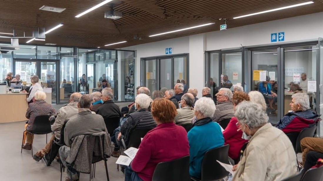 Des seniors patientent dans une agence de l'Assurance retraite © SeniorActu Des seniors patientent dans une agence de l'Assurance retraite © SeniorActu