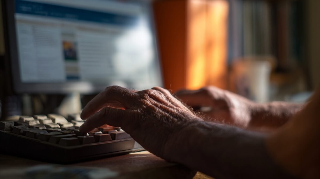 Senior de 59 ans devant un écran affichant son espace personnel retraite © SeniorActu