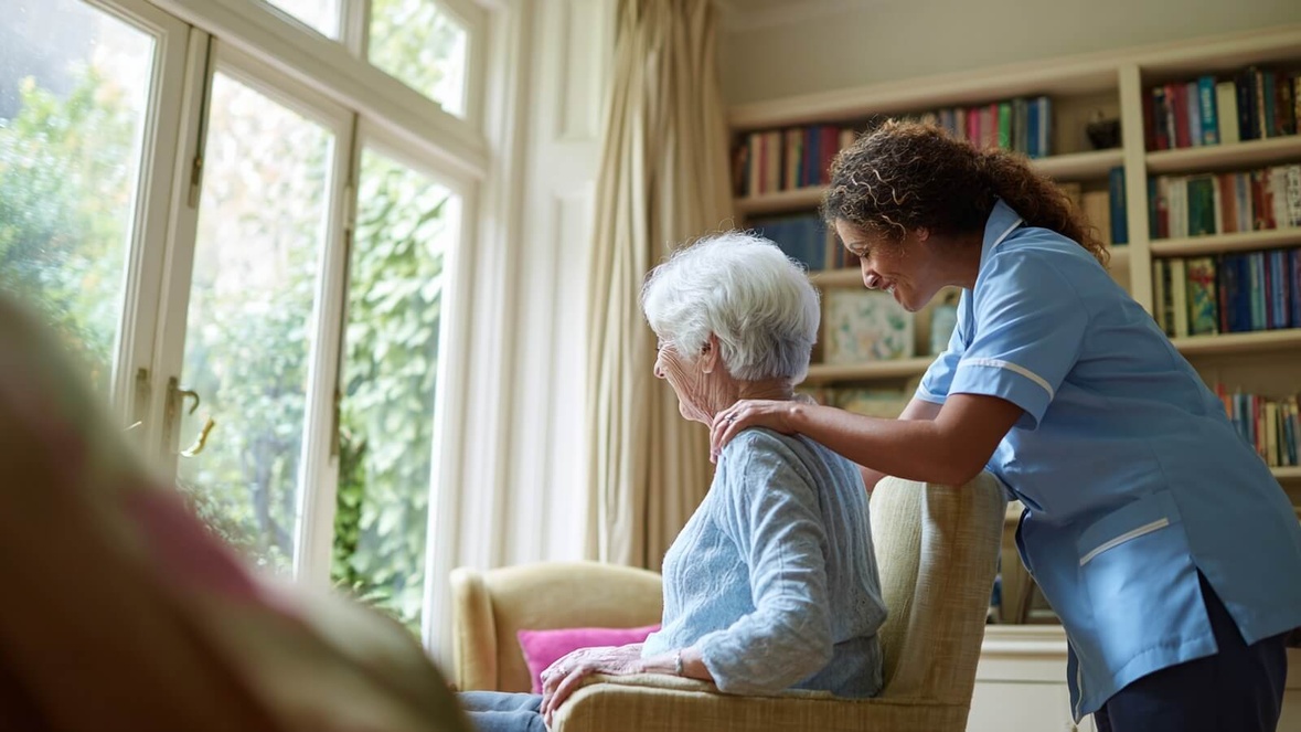 Blocage salarial des aides à domicile, 4e tentative de hausse rejetée par l'État en 2026 © SeniorActu