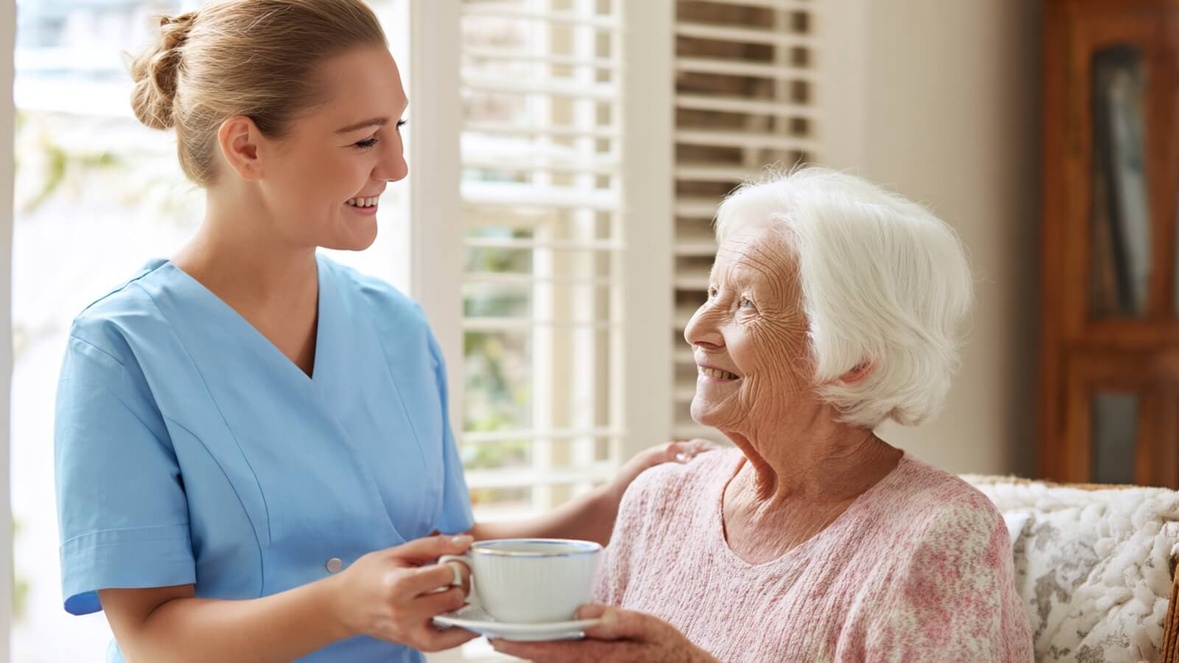 Aide à domicile : le décret qui menace son cout © SeniorActu