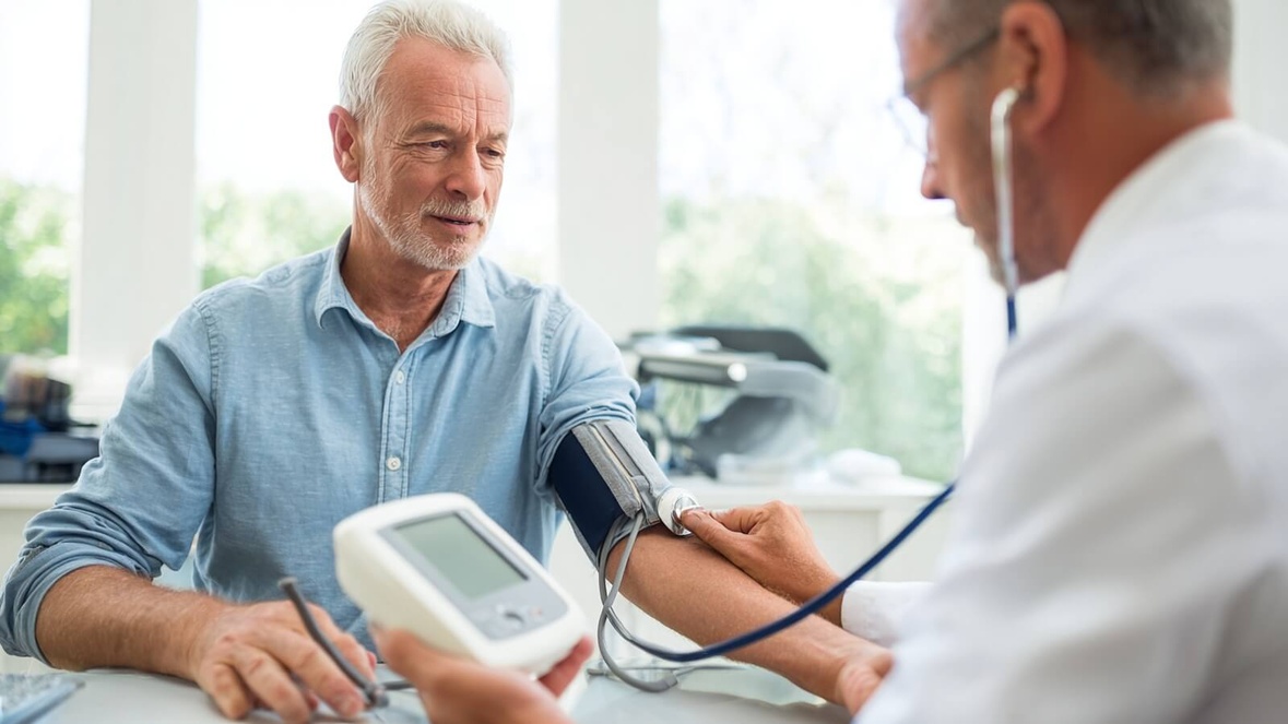 Comprendre pourquoi les troubles de l'érection après 50 ans sont un signal d'alerte cardiovasculaire à ne pas négliger © SeniorActu.com
