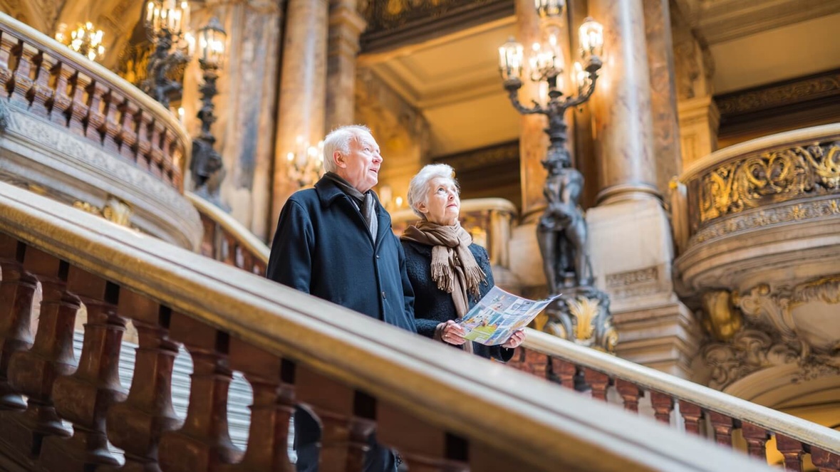 Visiteurs gravissant le grand escalier du Palais Garnier © SeniorActu.com