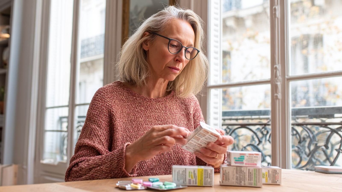 Femme senior organisant ses boîtes de compléments alimentaires © SeniorActu.com Femme senior organisant ses boîtes de compléments alimentaires © SeniorActu.com