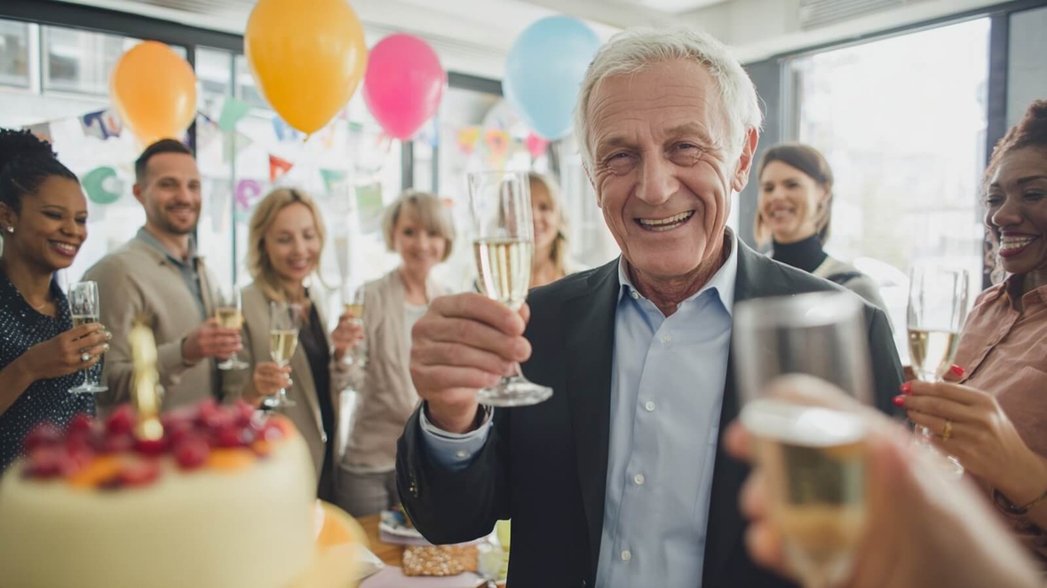 Pot de départ à la retraite d'un senior en carrière longue après la publication du décret de suspension de la réforme des retraites © SeniorActu.com