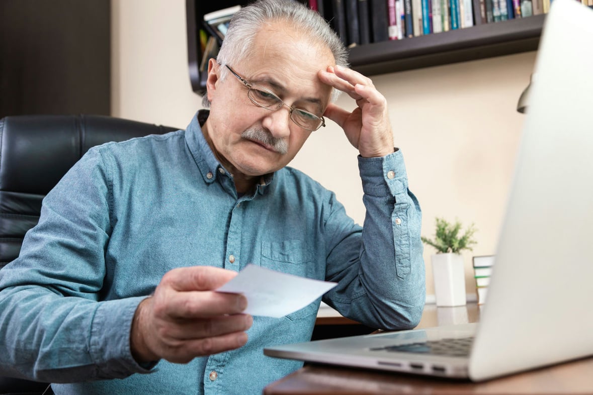 Femme senior comparant les prix des mutuelles santé © SeniorActu.com