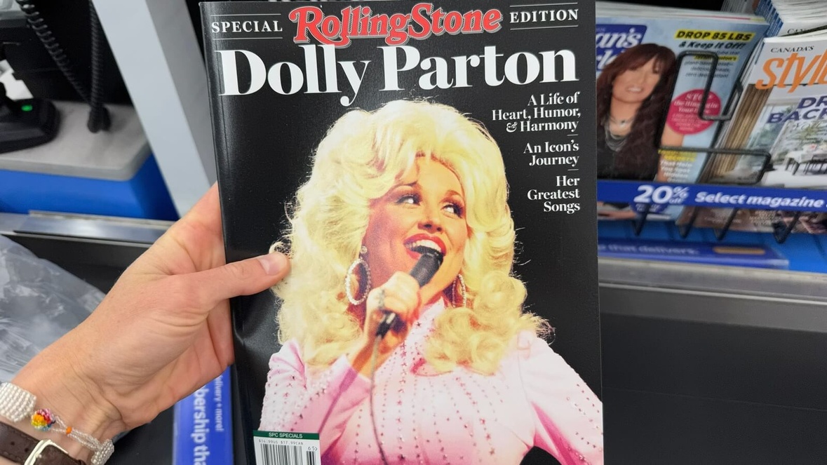 Dolly Parton faidant la couverture de Rolling Stone magazine © Ievgeniia Filiptsova/Shutterstock
