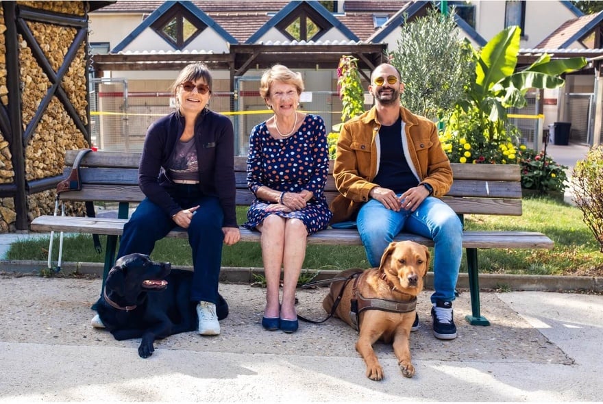 Laurence, éducatrice de chiens guides depuis 30 ans. Eliane, testatrice ayant fait un legs aux chiens guides. Frédéric, malvoyant et son chien Sherlock.